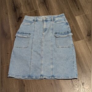 Sonoma. Denim Blue. Midi Women's Denim Skirt. Cargo Pockets . Stretchy. Size 12.